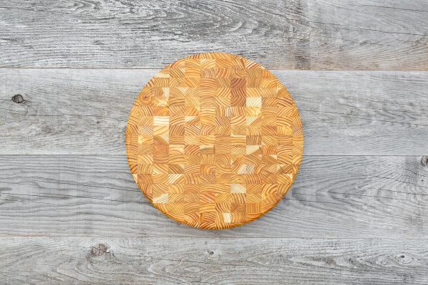 A premium end grain cutting board in Random Design.